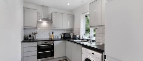 Apartment, 2 Bedrooms | Private kitchen