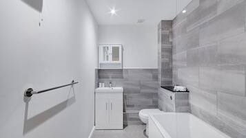 Apartment, 2 Bedrooms | Bathroom | Combined shower/bathtub, bidet, towels