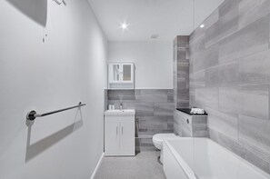 Apartamento, 2 quartos | Banheiro | Chuveiro/banheira combinados, bidê, toalhas de banho 
