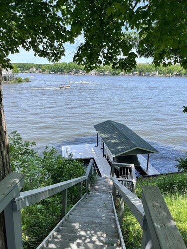 Spacious Lakefront House, Walkable to Indiana Beach