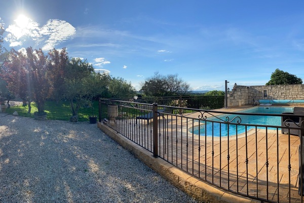 Alberca al aire libre por temporada y camastros