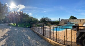 Piscine extérieure (ouverte en saison), chaises longues