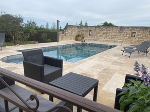 Seasonal outdoor pool, open 9:30 AM to 10:00 PM, sun loungers - Chambre d'hôtes Les Cigales (Comps)