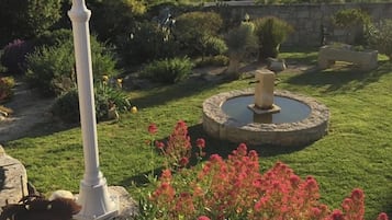 Piscine extérieure (ouverte en saison), chaises longues