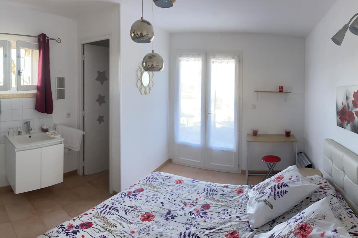 Rom – basic | Individuelt dekorert, individuelt innredet og skrivebord