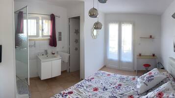 Quarto básico | Individualmente decorados, individualmente mobiliados, escrivaninha