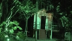 A small, rustic cabin surrounded by dense foliage, with a wooden deck and a single door visible. - Paraíso do Estaleirinho - Baln Camboriú (Balneário Camboriú)