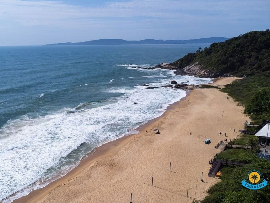 Una spiaggia nelle vicinanze, sabbia bianca, lettini da mare, ombrelloni