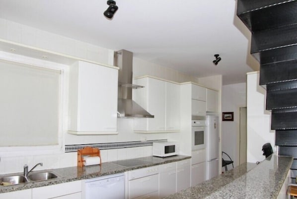 Private kitchen - Club Villamar - Lovely modern villa with private pool and amazing sea views (Santa Cristina de Aro)
