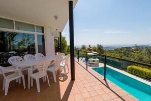 Outdoor dining - Club Villamar - Lovely modern villa with private pool and amazing sea views (Santa Cristina de Aro)