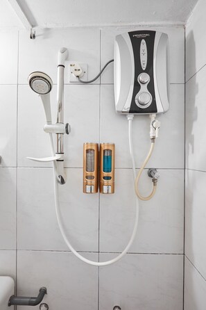 Séchoir à cheveux, serviettes fournies, papier de toilette