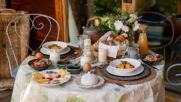 Exclusive Double Room, Ensuite, Mountain View (Suite de charme) | Breakfast meal
