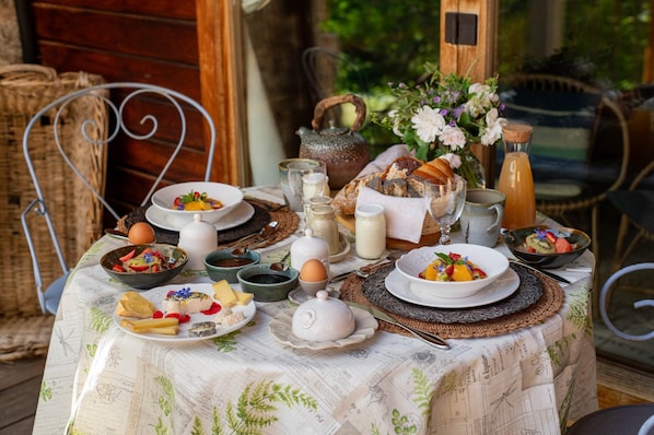 Exclusive Double Room, Ensuite, Mountain View (Suite de charme) | Breakfast meal