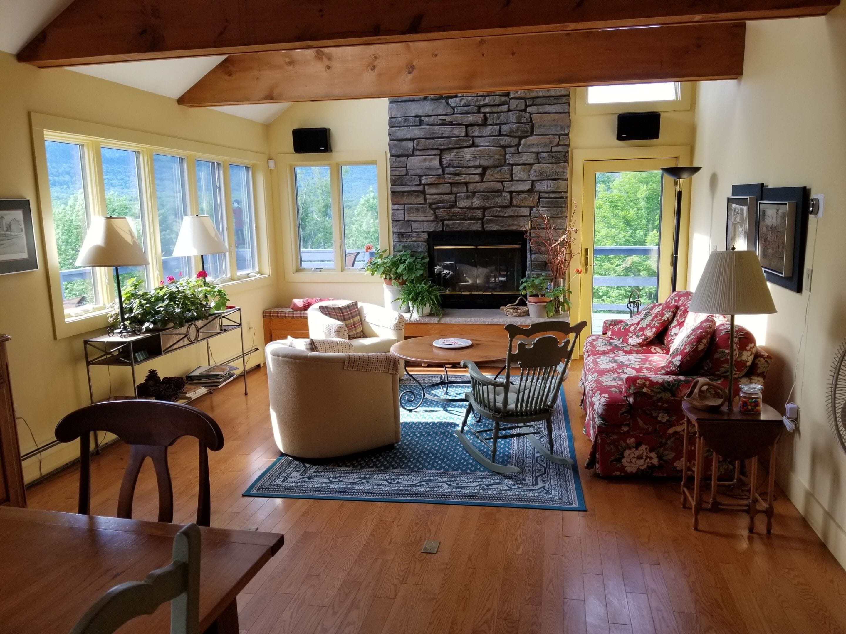 Een smart-tv, een open haard, een dvd-speler en boeken