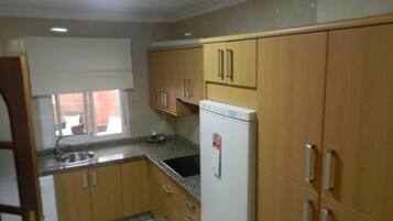 Frigorífico, microondas, horno y placa de cocina