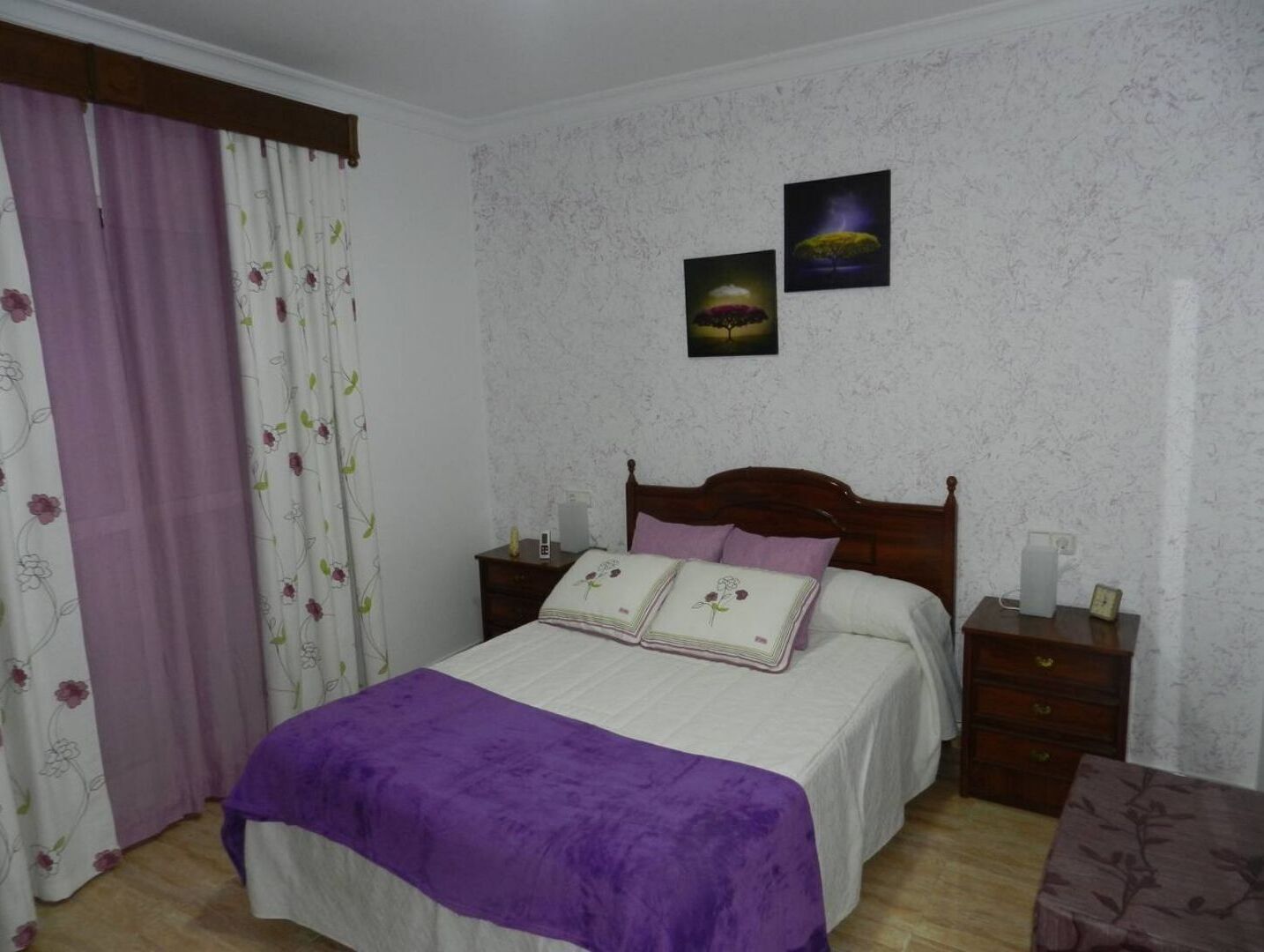 2 dormitorios, tabla de planchar con plancha, cuna de viaje