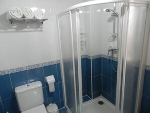 Dusche, Haartrockner, Bidet, Handtücher