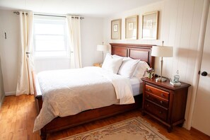 3 bedrooms, iron/ironing board, travel cot, free WiFi - Charming 1866 schoolhouse in the heart of the County - FREE Sandbanks Pass (Prince Edward)