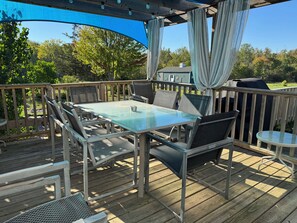 Outdoor dining - Charming 1866 schoolhouse in the heart of the County - FREE Sandbanks Pass (Prince Edward)