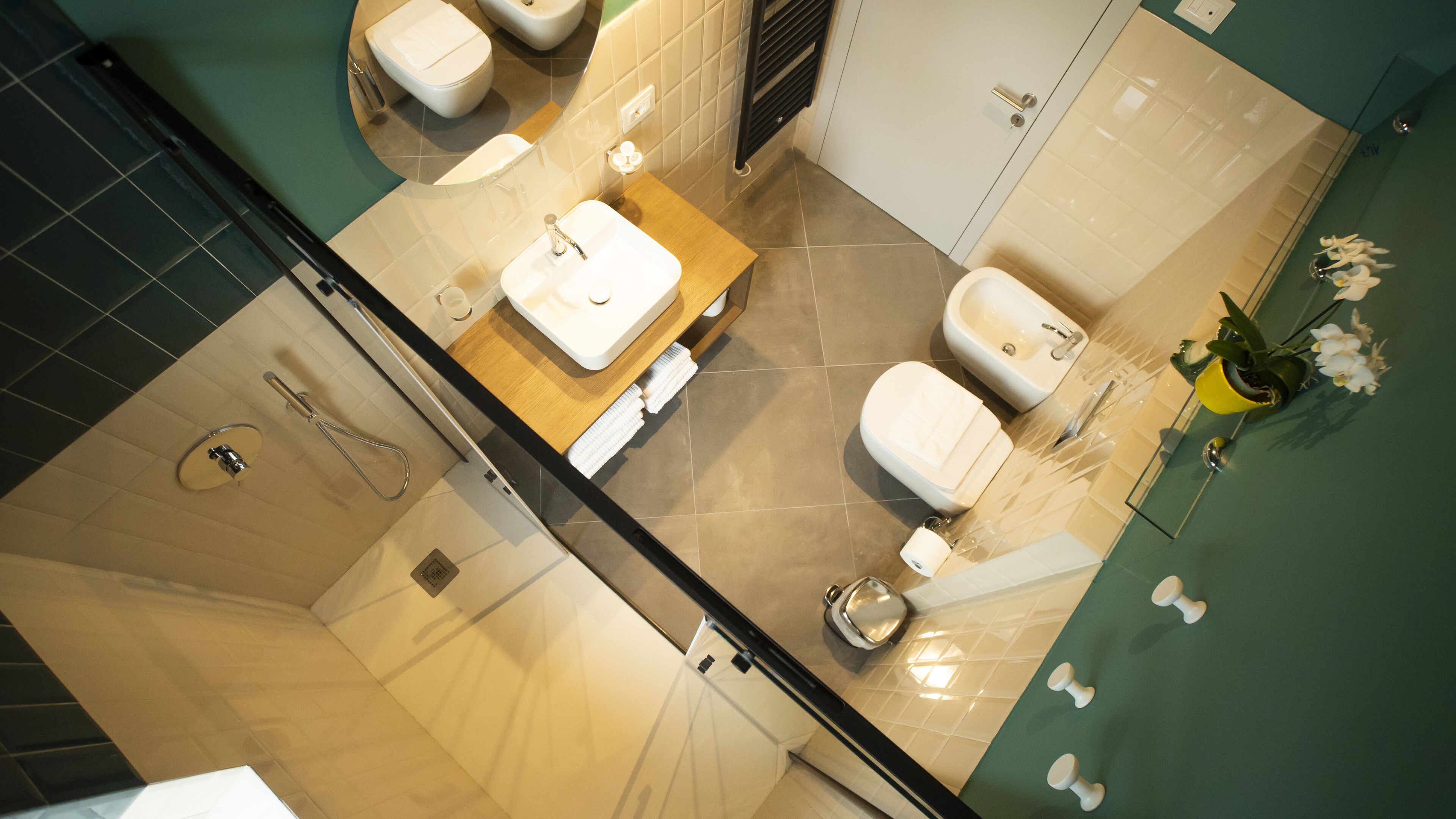Douche, douche à « effet pluie », sèche-cheveux, bidet