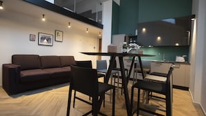 Design-Maisonette, 2 Schlafzimmer, Bergblick (East maisonette) | Wohnbereich