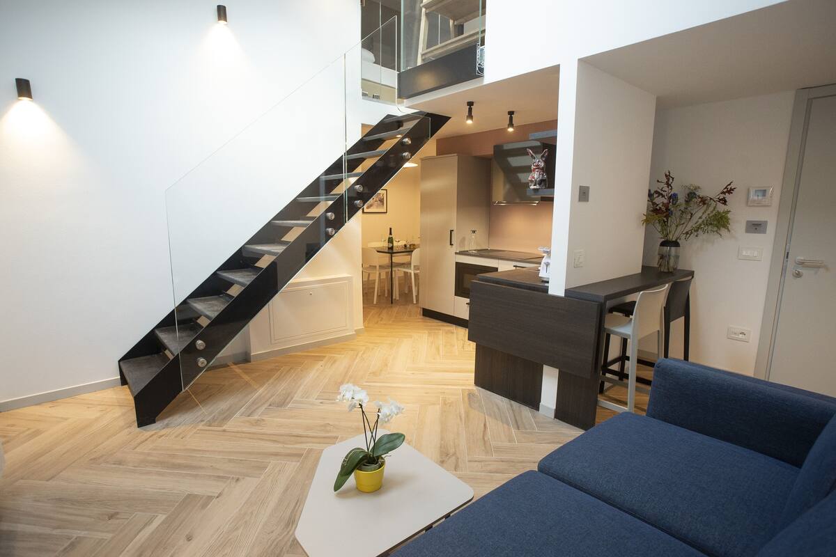 Design maisonnette, 2 slaapkamers, uitzicht op bergen (West maisonette) | Woonkamer | Een 42-inch flatscreentelevisie met satellietzenders en smart-tv