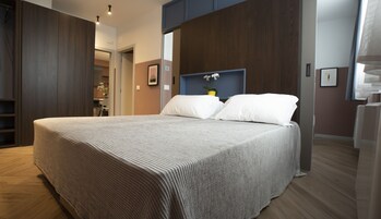 Apartment, 2 Bedrooms, Mountain View (West) | 2 bedrooms, in-room safe, individually decorated, laptop workspace