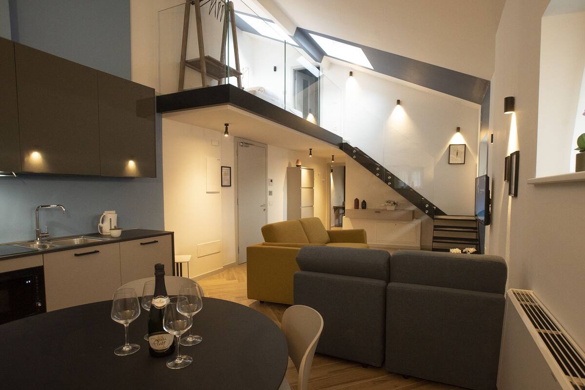 Design maisonnette, 2 slaapkamers, uitzicht op bergen (South maisonette) | Woonruimte | Een 42-inch flatscreentelevisie met satellietzenders en smart-tv