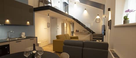 Duplex Design - 2 sovrum - utsikt mot bergen (South maisonette) | Vardagsrum | 42-tums platt-tv med satellitkanaler, smart-tv och streamingtjänster