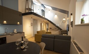 Dúplex de diseño, 2 habitaciones, vistas a la montaña (South maisonette) | Zona de estar | Televisión de pantalla plana de 42 pulgadas con canales por satélite