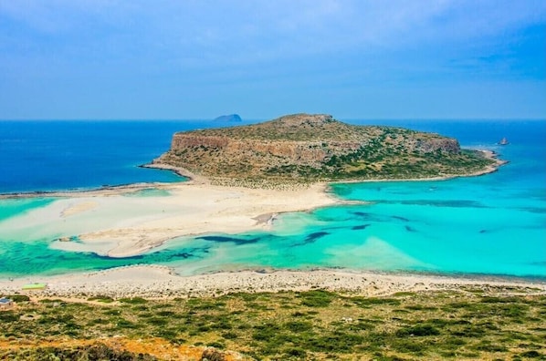 Perto da praia, espreguiçadeiras, toalhas de praia 