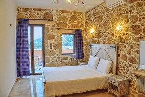 2 quartos, escrivaninha, ferros/tábuas de passar roupa, berço de viagem