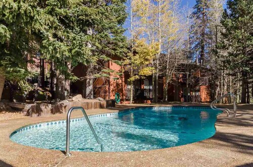 Walk to Ski Lifts at Canyon Lodge! 4 Bedroom Home with Mtn Views & Wifi!