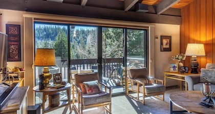 Walk to Ski Lifts at Canyon Lodge! 4 Bedroom Home with Mtn Views & Wifi!