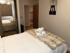 Apartamento, várias camas | 4 quartos, quartos à prova de som, ferros/tábuas de passar roupa