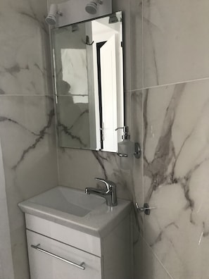 Apartment | Bathroom