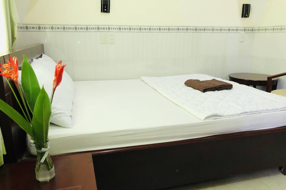 Bungalow trung tâm thành phố | Bộ đồ giường cao cấp, nệm Select Comfort, bàn 