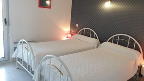 2 slaapkamers, een bureau, een strijkplank/strijkijzer