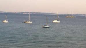 A calm sea with several sailboats. - T3 in the heart of the city, on the waterfront, QUIET, Owners nearby (Le Lavandou)