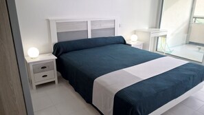 2 chambres, bureau, fer et planche à repasser