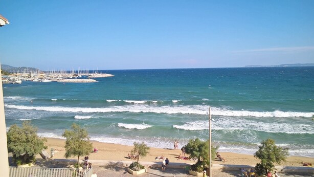 A beach with waves, a marina, and a clear sky. - T3 in the heart of the city, on the waterfront, QUIET, Owners nearby (Le Lavandou)