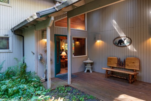 Four bedrooms three baths lodge, hot tub, secluded, creekside  !