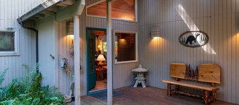 Four bedrooms three baths lodge, hot tub, secluded, creekside  !