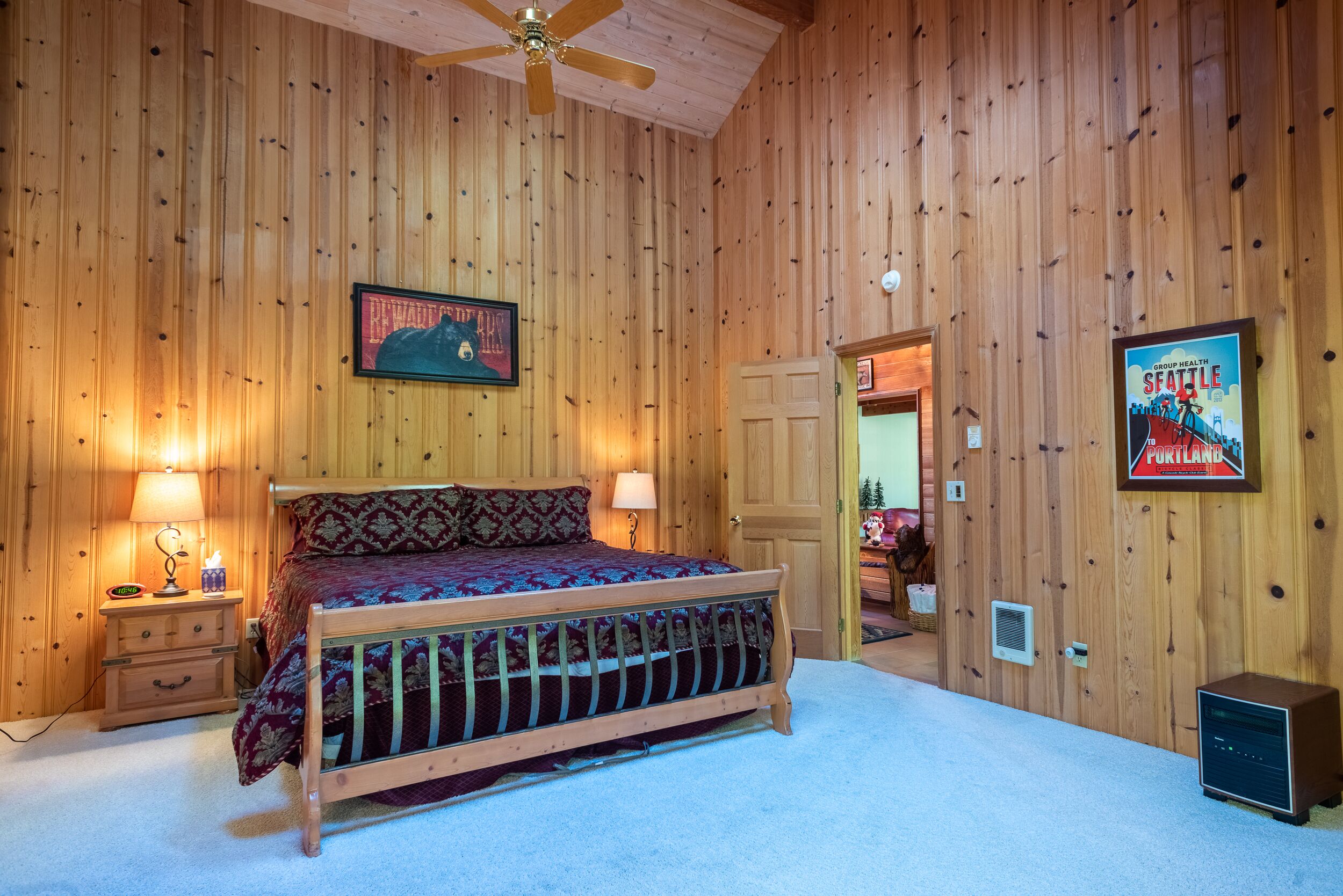 Bear Creek Lodge , Hot Tub, Pet Friendly, WiFi , Golf Course View !