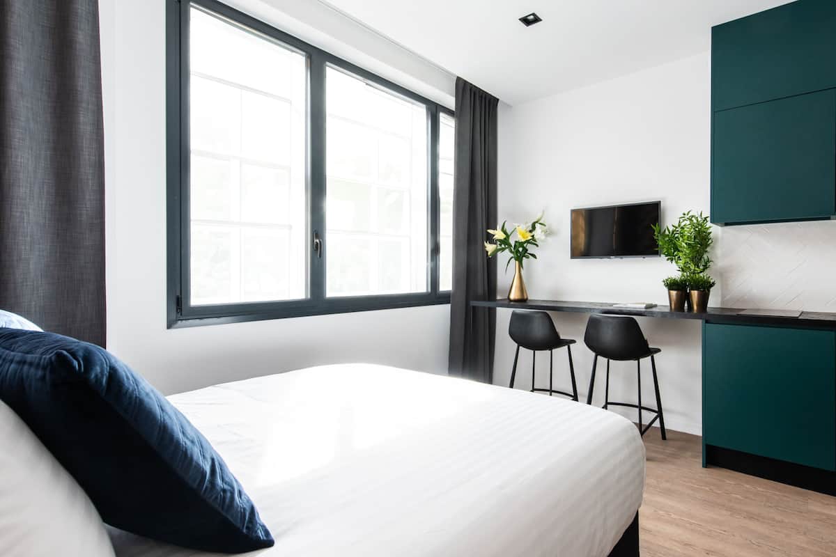 1 kamar tidur, seprai premium, brankas, dan ruang kerja ramah laptop