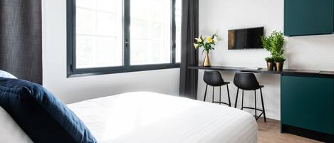 1 kamar tidur, seprai premium, brankas, dan ruang kerja ramah laptop