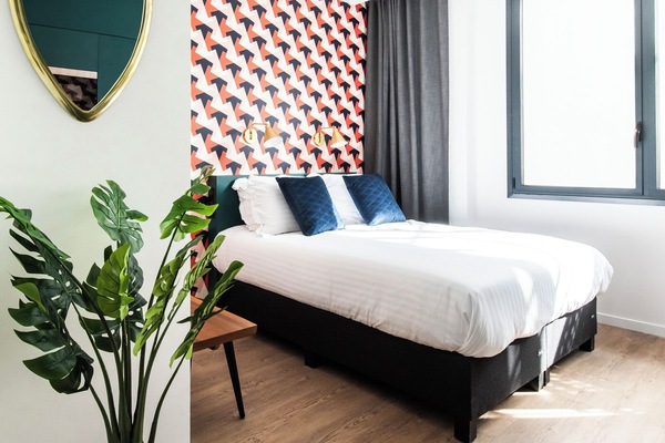 Sengetøy av topp kvalitet, safe på rommet og skrivebord for bærbar PC