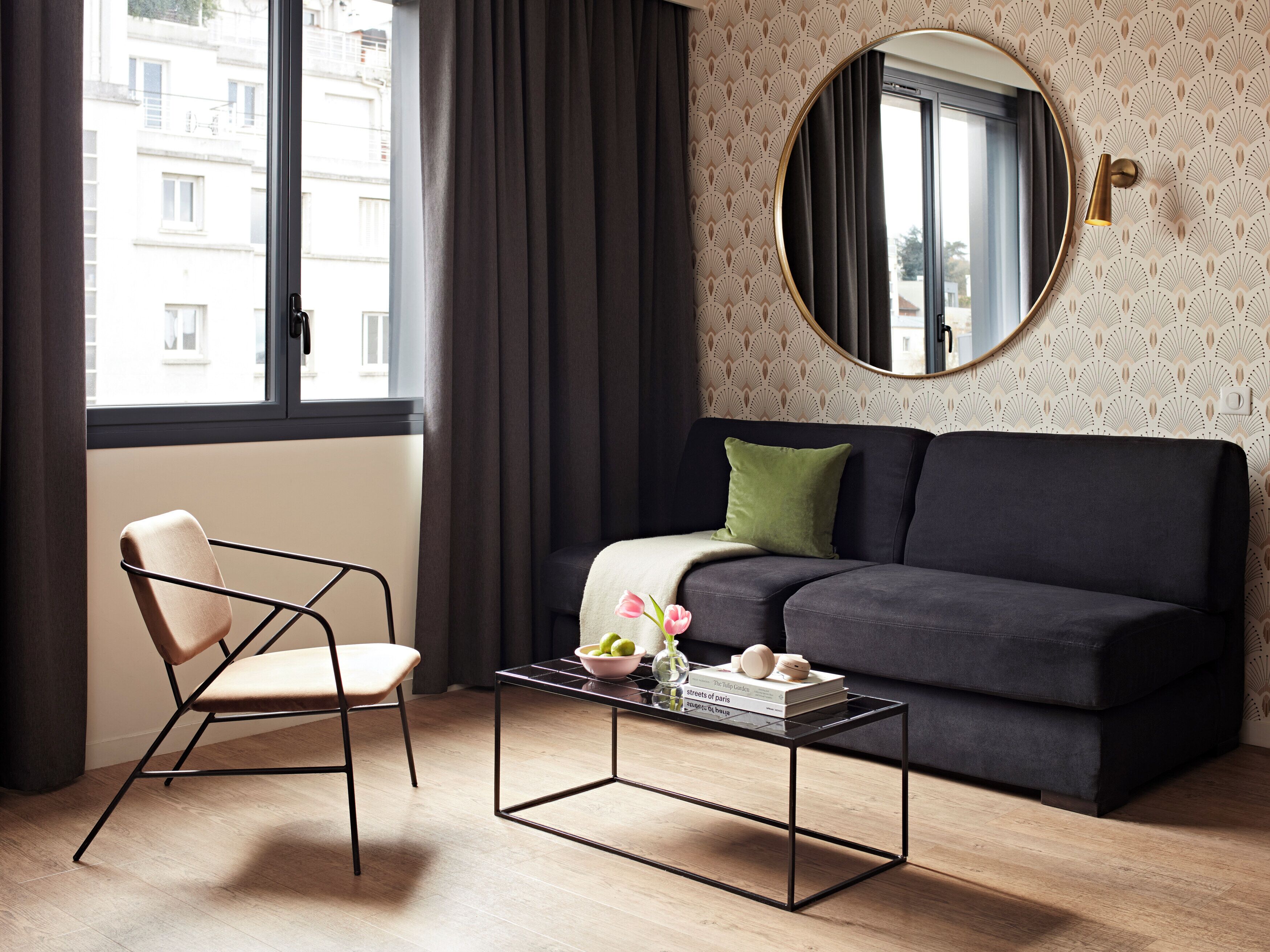 Appartement, 1 chambre (Large Apartment - with Sofa Bed) | Coin séjour | Télévision à écran plat de 32 pouces avec chaînes par câble, télévision