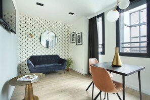 Departamento, 1 habitación | Área de sala de estar | Televisión de pantalla plana de 32 pulgadas con canales por cable 