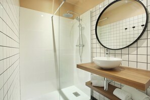 Leilighet, 2 soverom (Large Apartment - with Sofa Bed) | Bad | Dusj, hårføner, håndklær og såpe